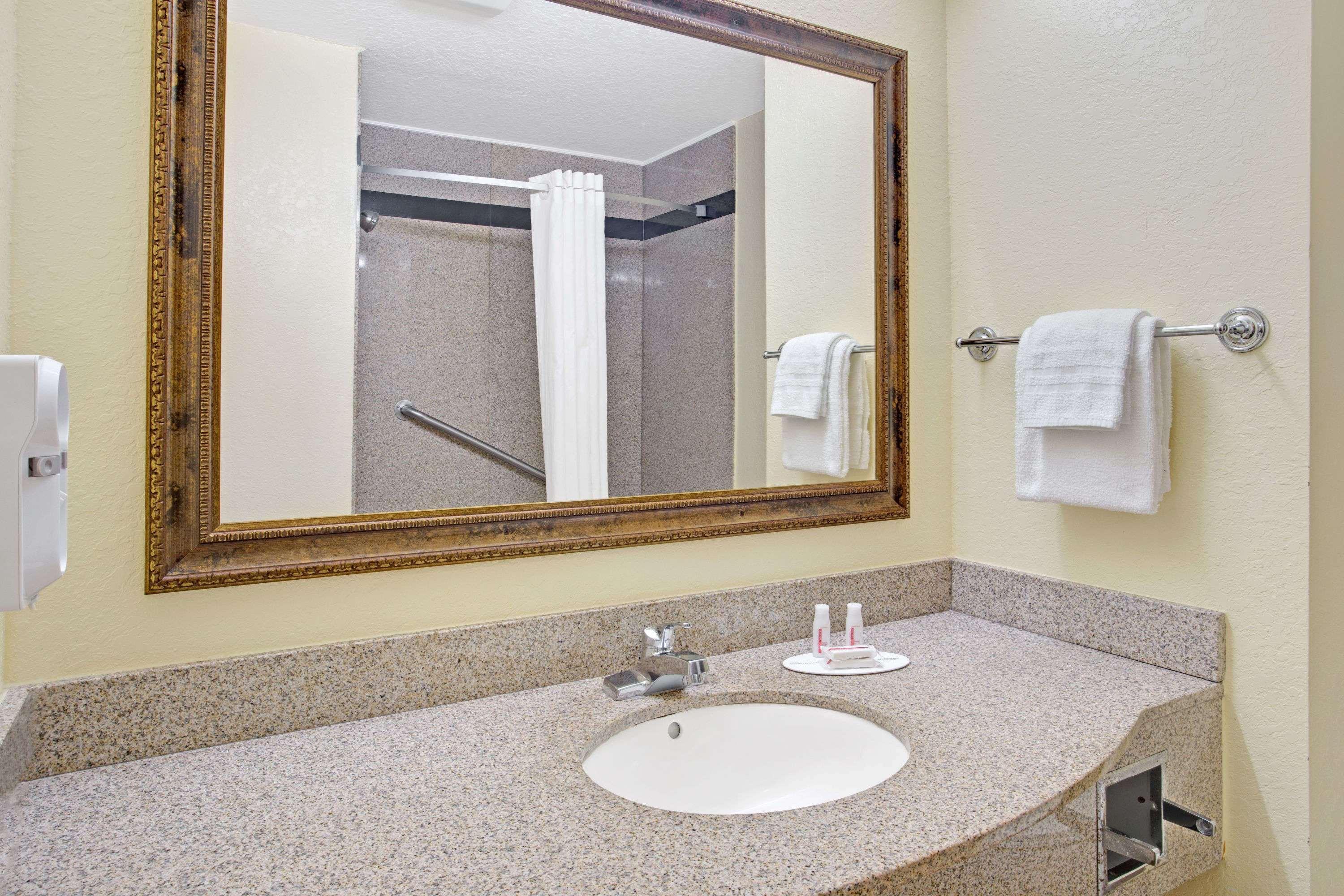 Super 8 By Wyndham Daytona Beach Exterior foto